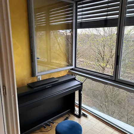 55 M2 Sunny Westend Flat